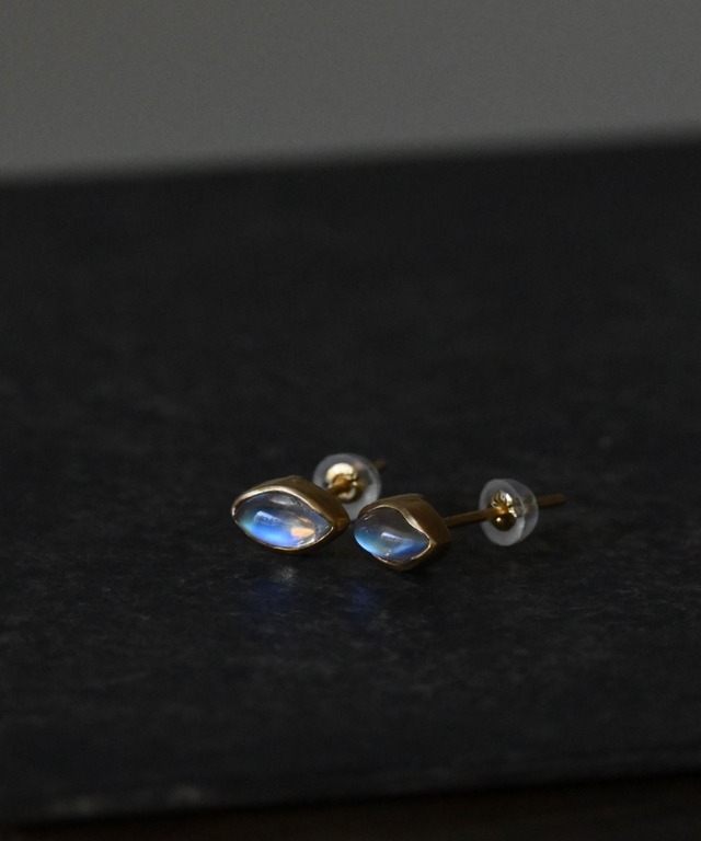 レインボームーンストーン 18Kピアス / 小野 泰秀