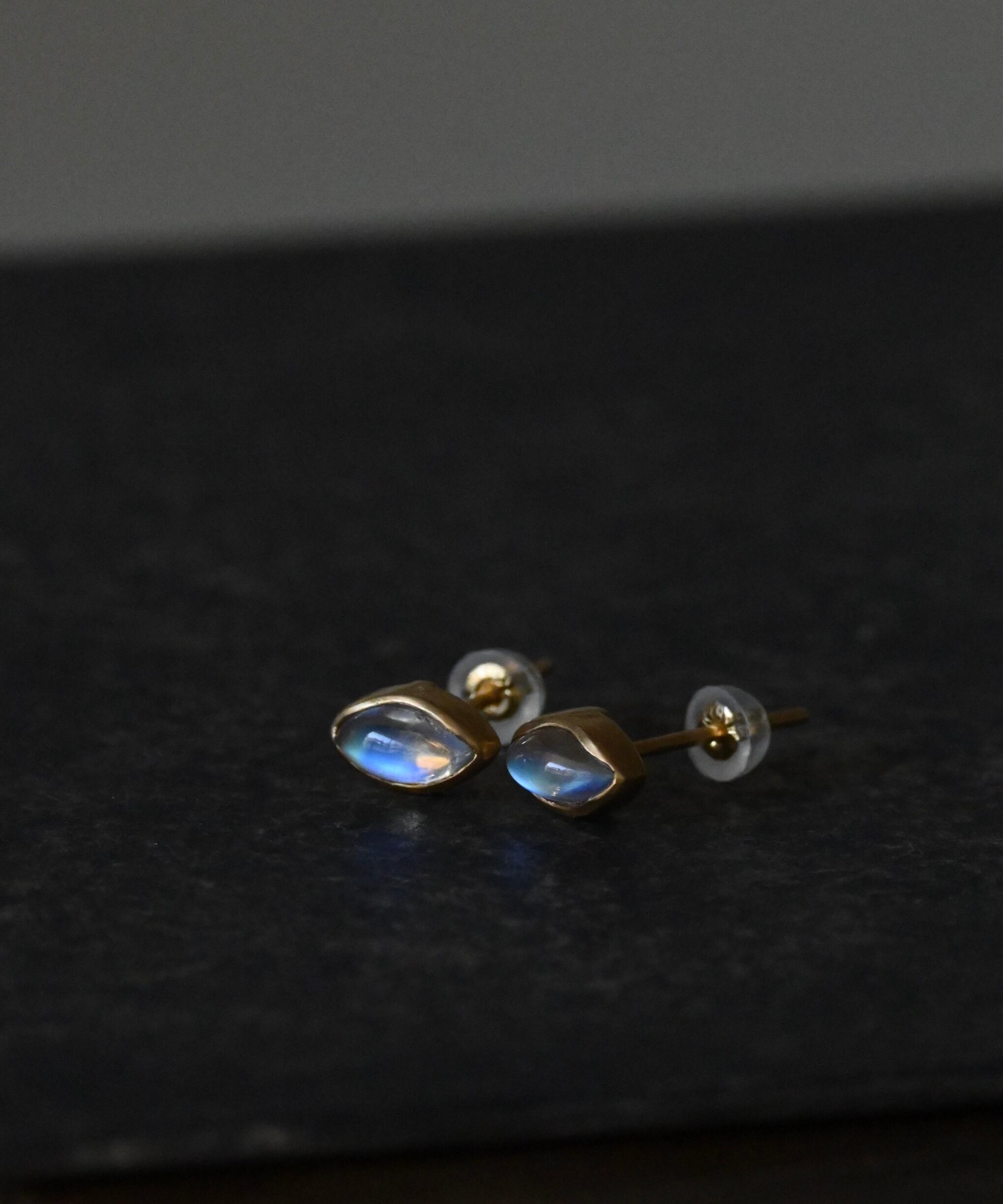 レインボームーンストーン 18Kピアス / 小野 泰秀