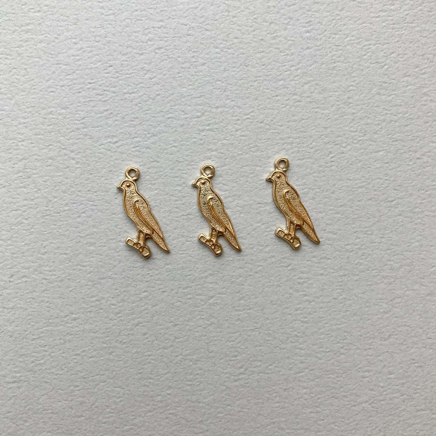 真鍮・金メッキ　小鳥 最終入荷〉USA真鍮 小鳥フラットチャーム | Dua-アクセサリーパーツ