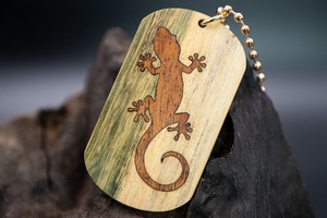 【翡翠の木】 パロサント ドッグタグ 象嵌 木登りトカゲ