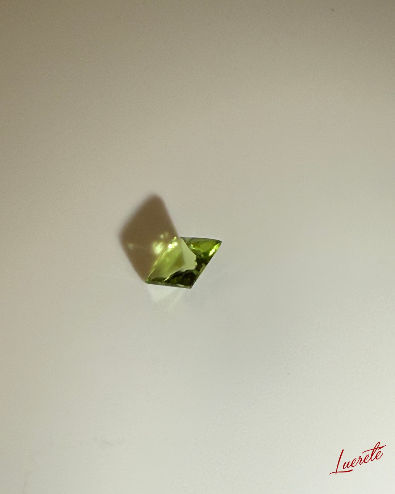 Natural Peridot 1.55ct Square Puff Top Cut Loose Gemstone 天然ペリドット 1.55ct  ルース【LE-0075】