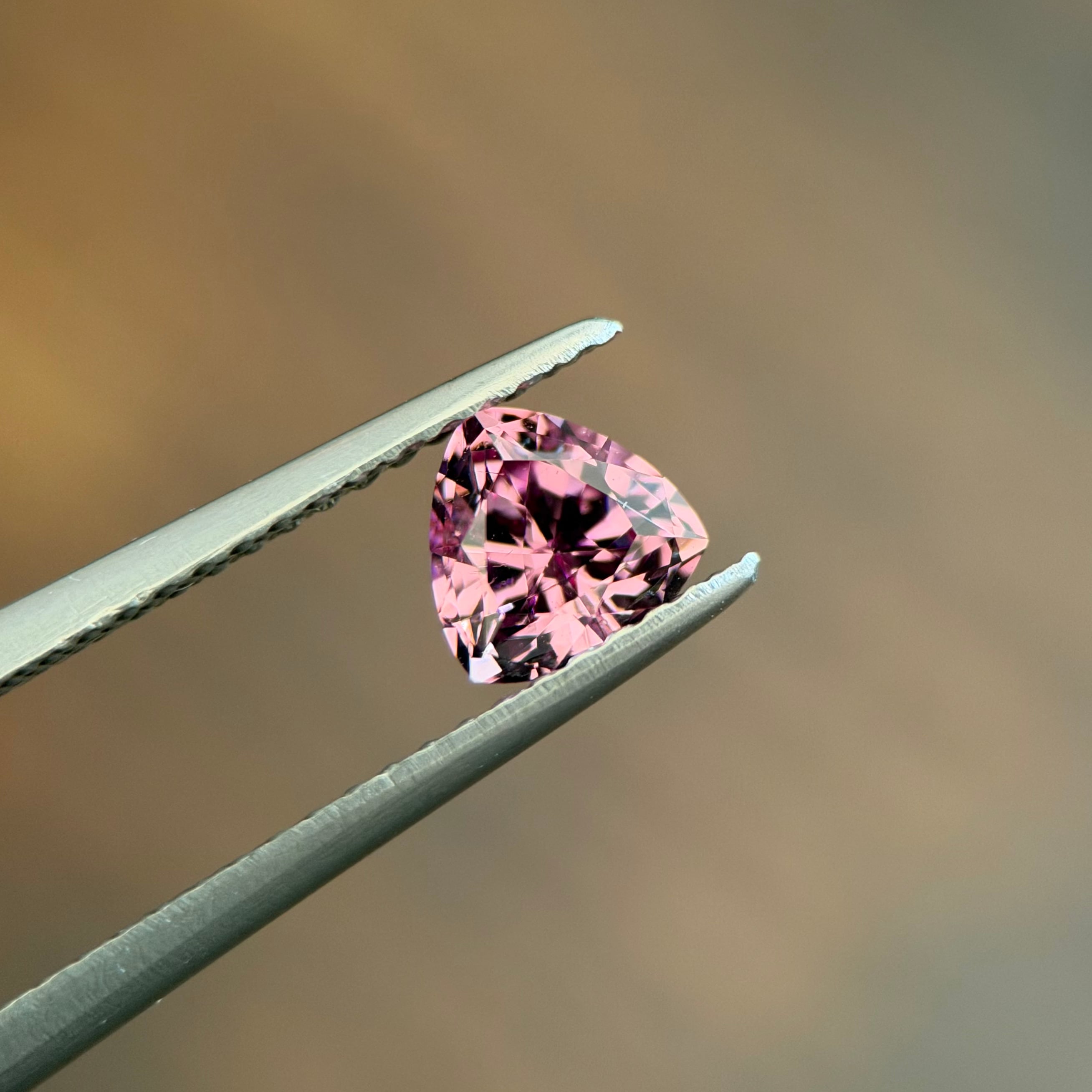 マラヤガーネット 5.5x5.5x3.4mm, 0.70ct, マダガスカル産 | ROSWAY