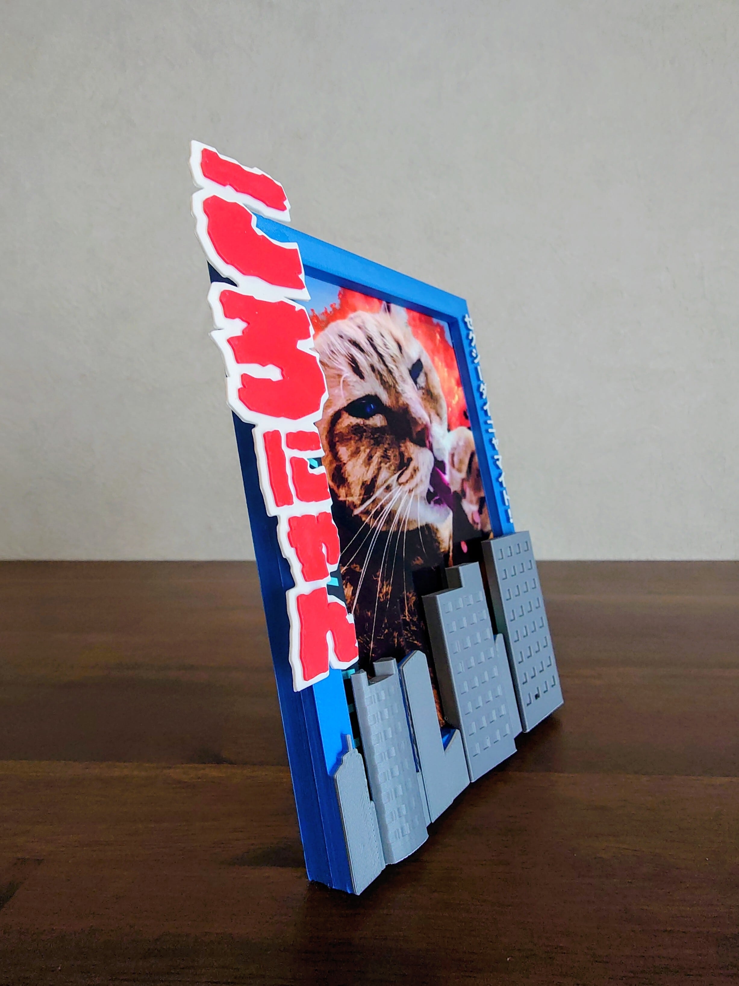 怪獣映画風フォトフレーム【猫ちゃんの名入れ可能】 | 猫社謹製