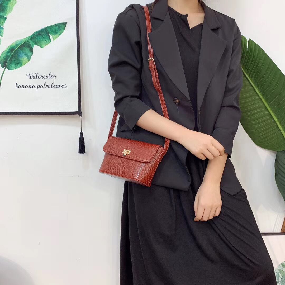 フラップショルダーバッグ