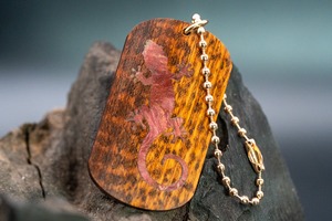 【 木のダイヤモンド 】スネークウッド ドッグタグ 象嵌  木登りトカゲ