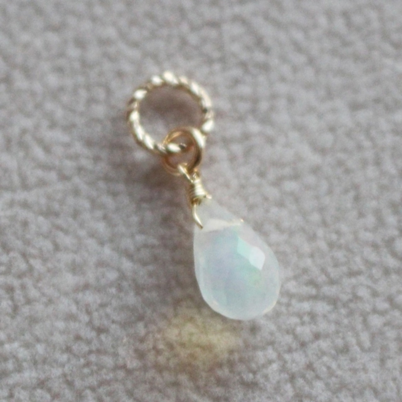 10月誕生石・プレシャスオパール<ドロップ・ブリオレットカット>のチャーム(K14GF)