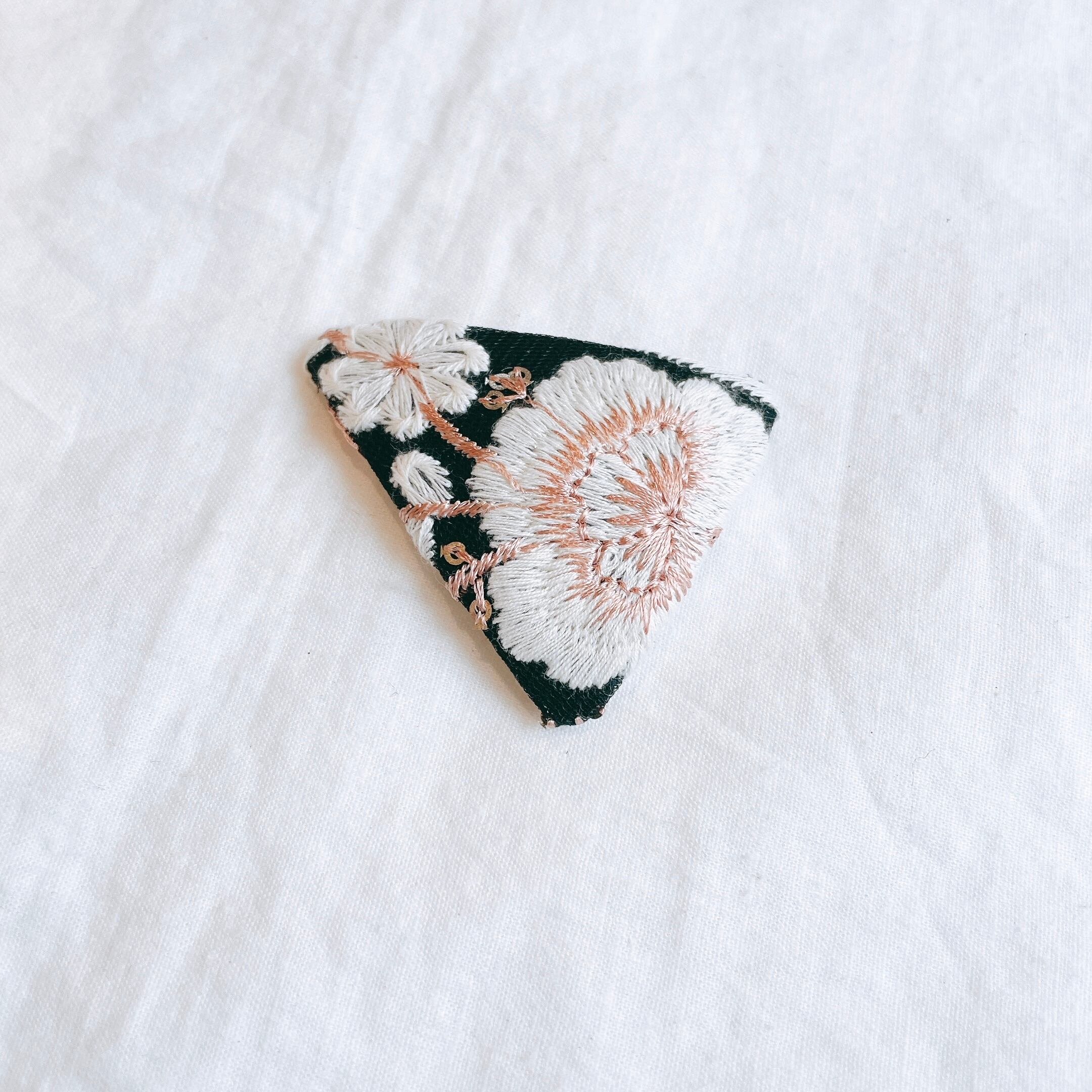 くすみブルーが可愛いインド刺繍リボン♡三角ピン ヘアピン くすみブルーが可愛いインド刺繍リボン♡三角ピン ヘアピン