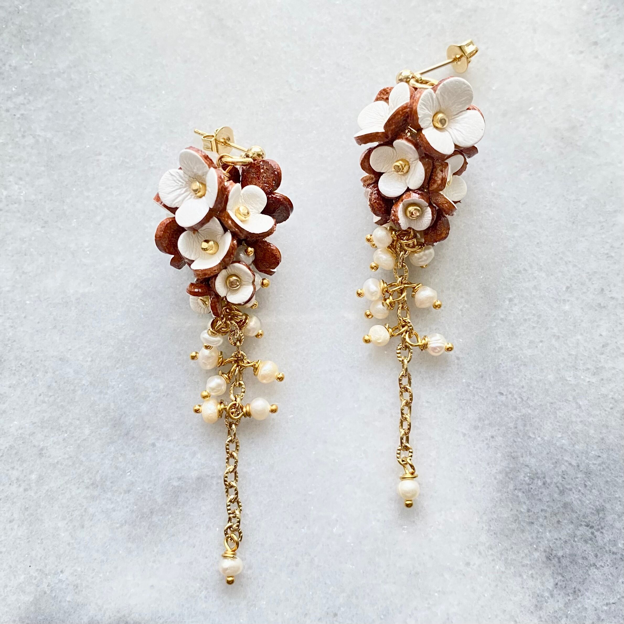新商品】フラワードロップピアス/イヤリング(ホワイト） | Allamanda