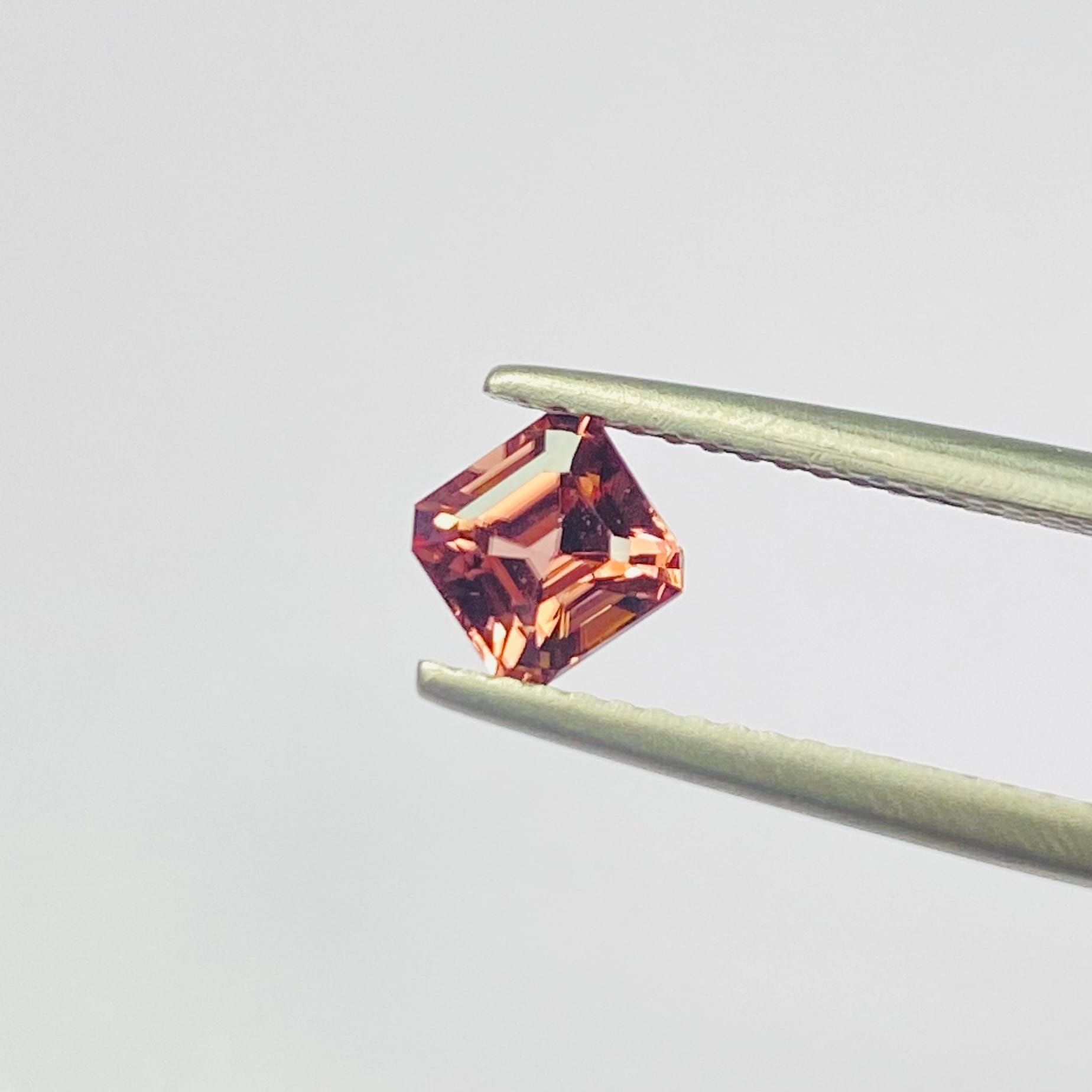 大人ピンクなアッシャーカットジルコン