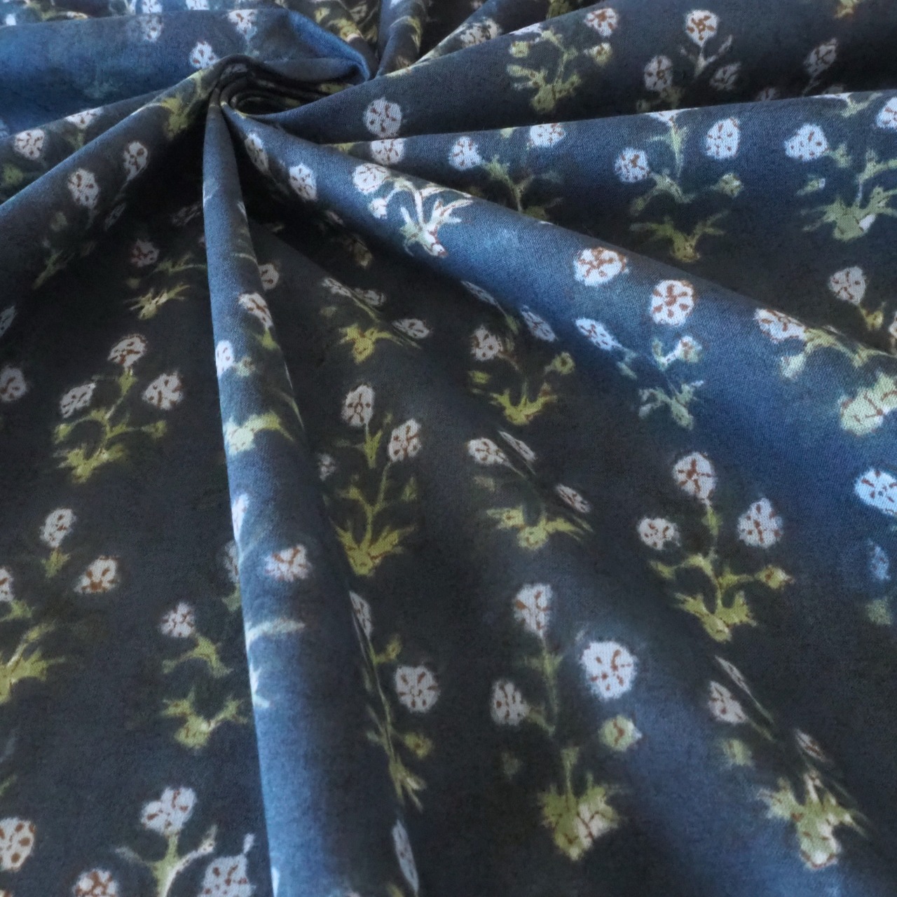 ブロックプリント生地【50cm単位】インド綿  小花柄A ネイビー×水色 #45493-NV1