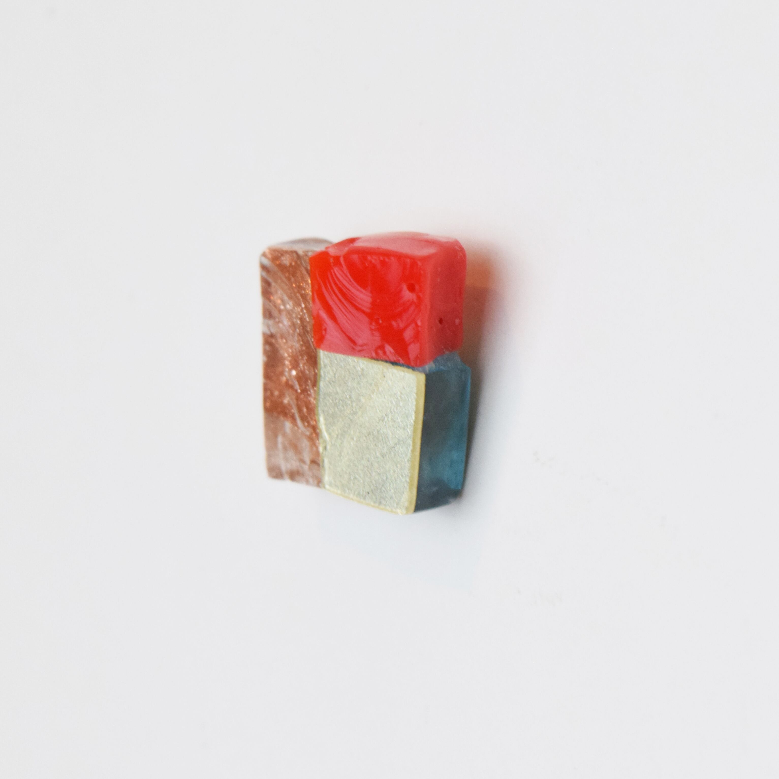 【ベーシック】ブローチM　赤×ゴールド×ラメ透明