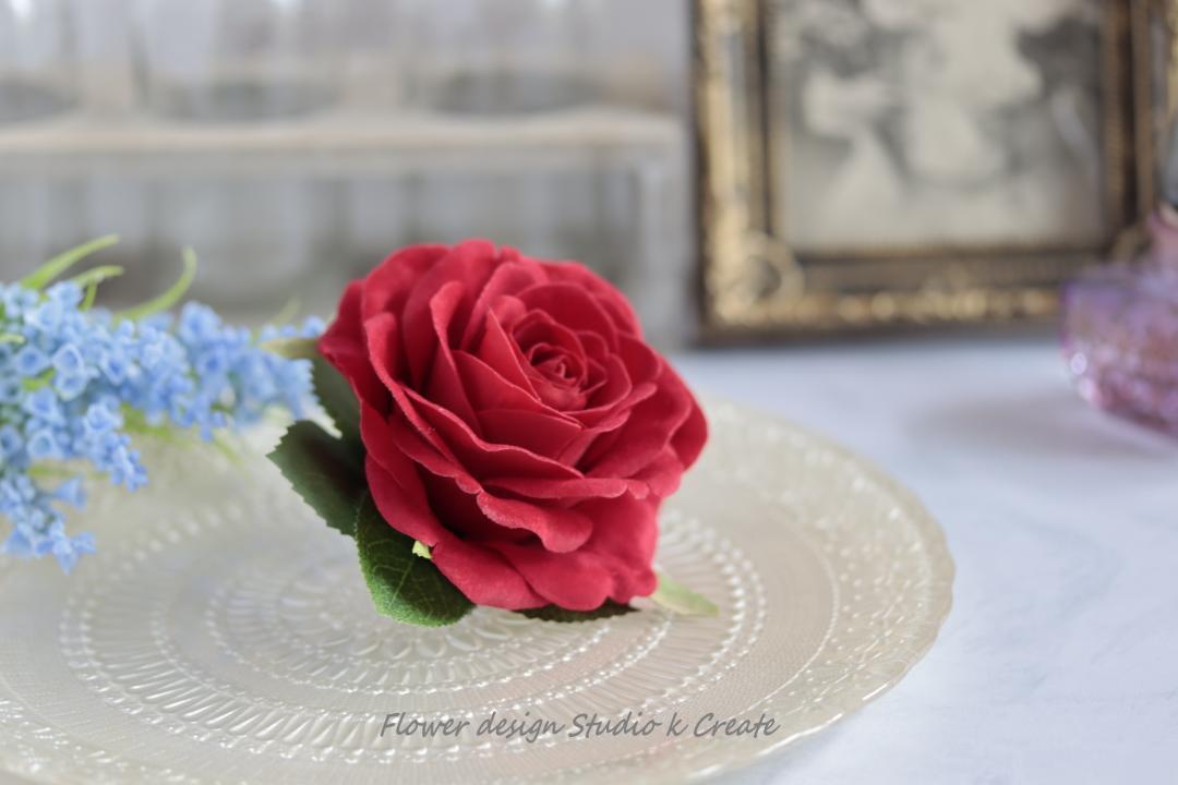 シンプルな赤い薔薇のコサージュ 卒園式 入園式 卒業式 入学式 結婚式