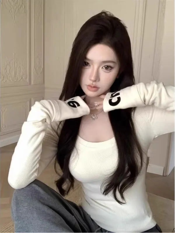 シックで甘辛い女の子向け、白の長袖レディースベースシャツ、スリムフィットインナーウェア、ハイセンスなニッチデザイン、春秋トップス