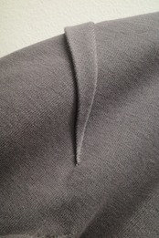 予約販売 | i’m here : - “SLIT” JERSEY ：Gray｜スリットタートル／フライス素材／キモノスリーブ／カットオフ仕様／立体マチ