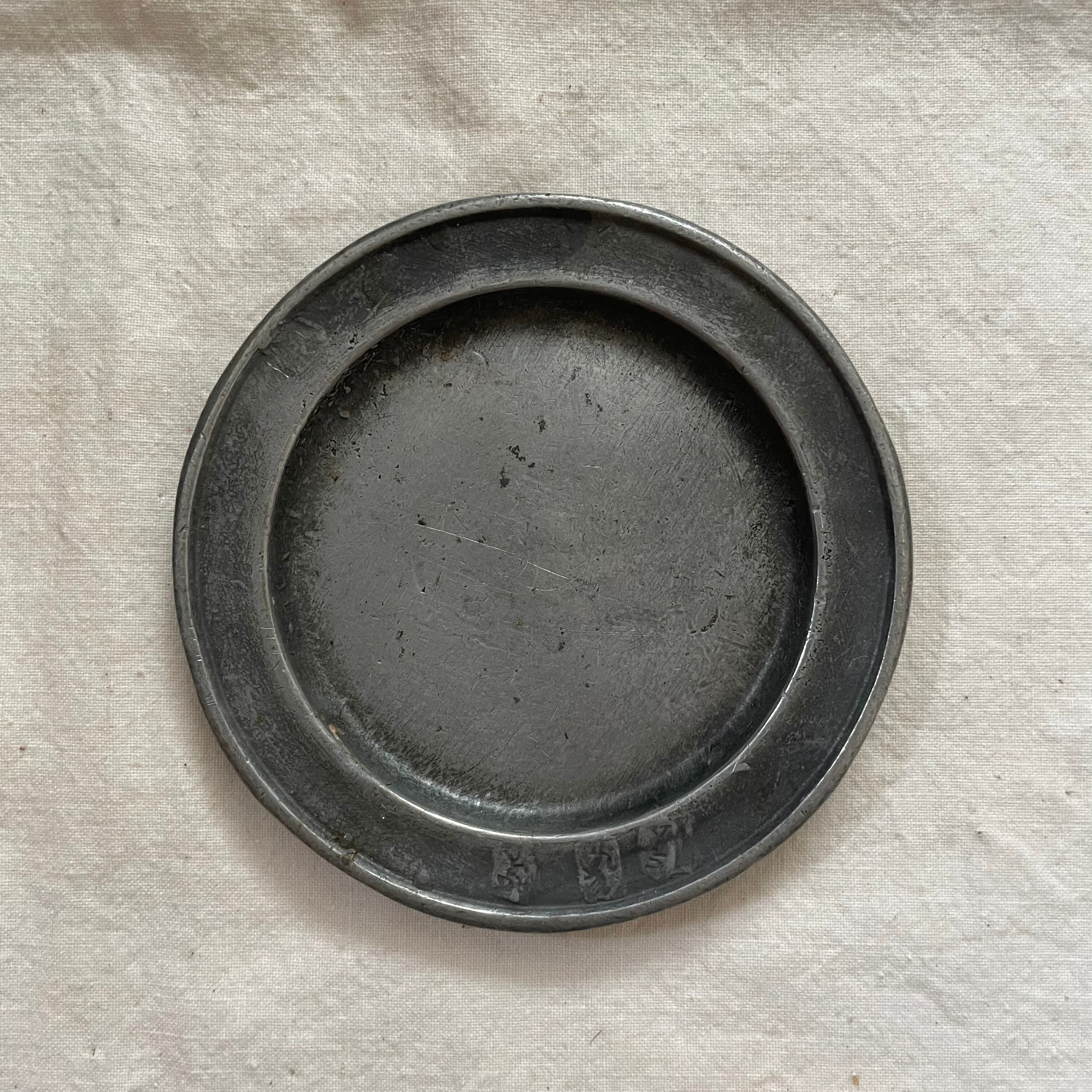 ピューターの小さな丸プレート