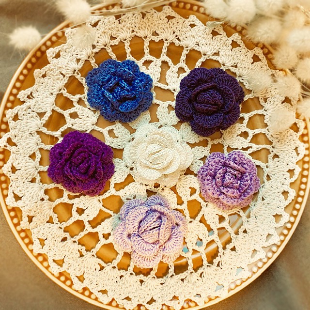 ころんとまあるい編みバラブローチ