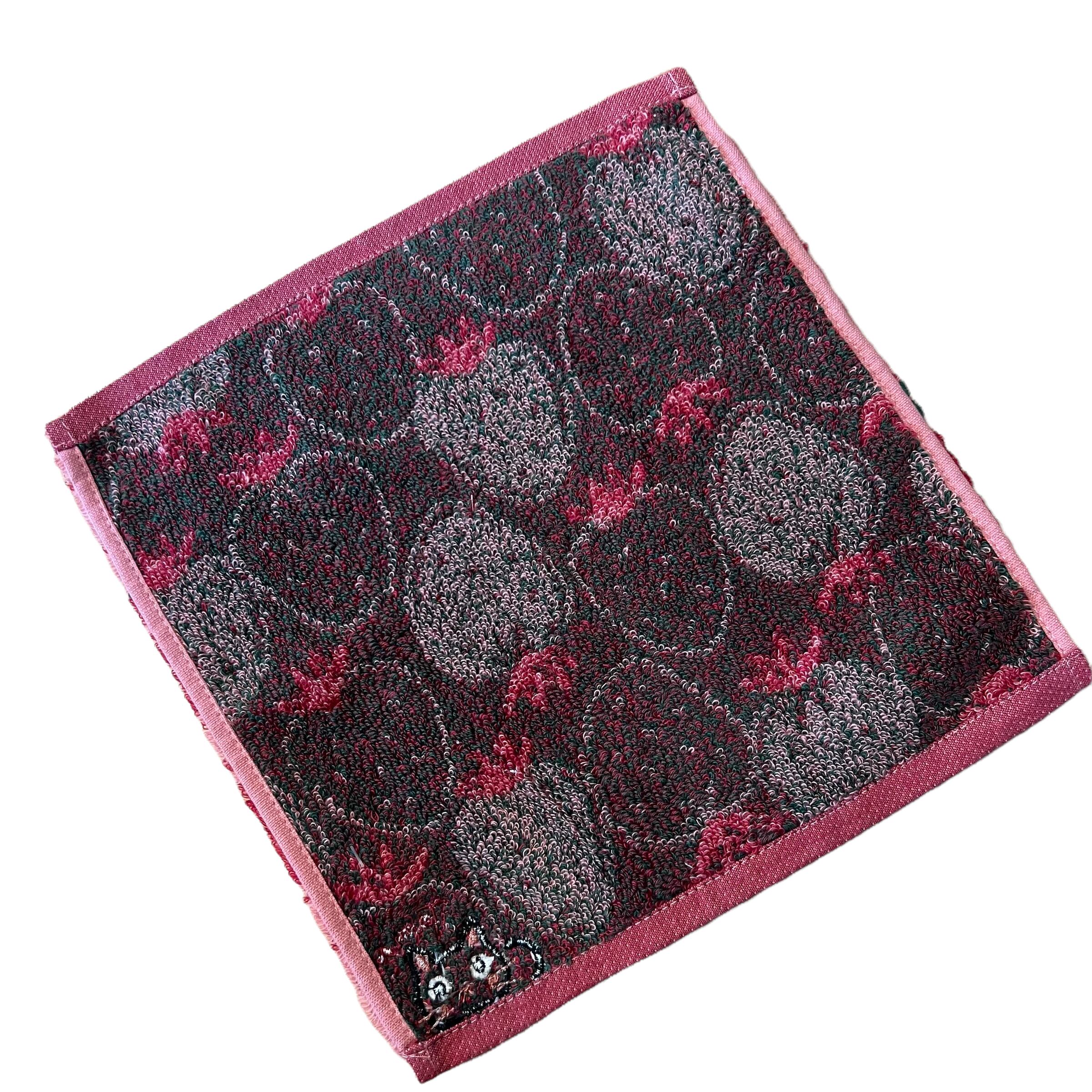 クロネコのたまイチゴ柄タオルハンカチ