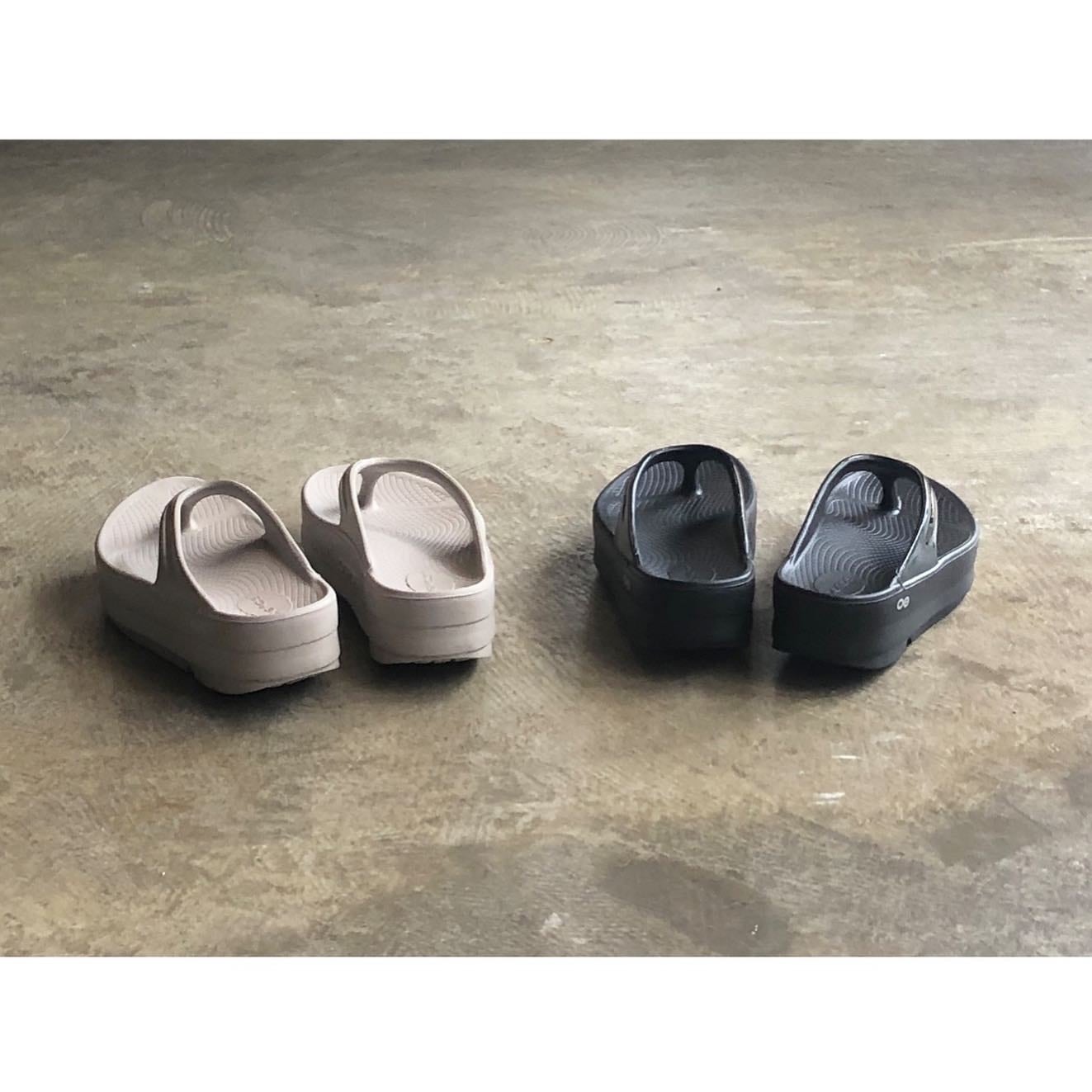 【OOFOS】ウーフォス/OOMEGA SANDAL/安心の追跡付き送料込み 再入荷 OOFOS(ウーフォス) OOmega Recovery Sandals NOMAD&BLACK