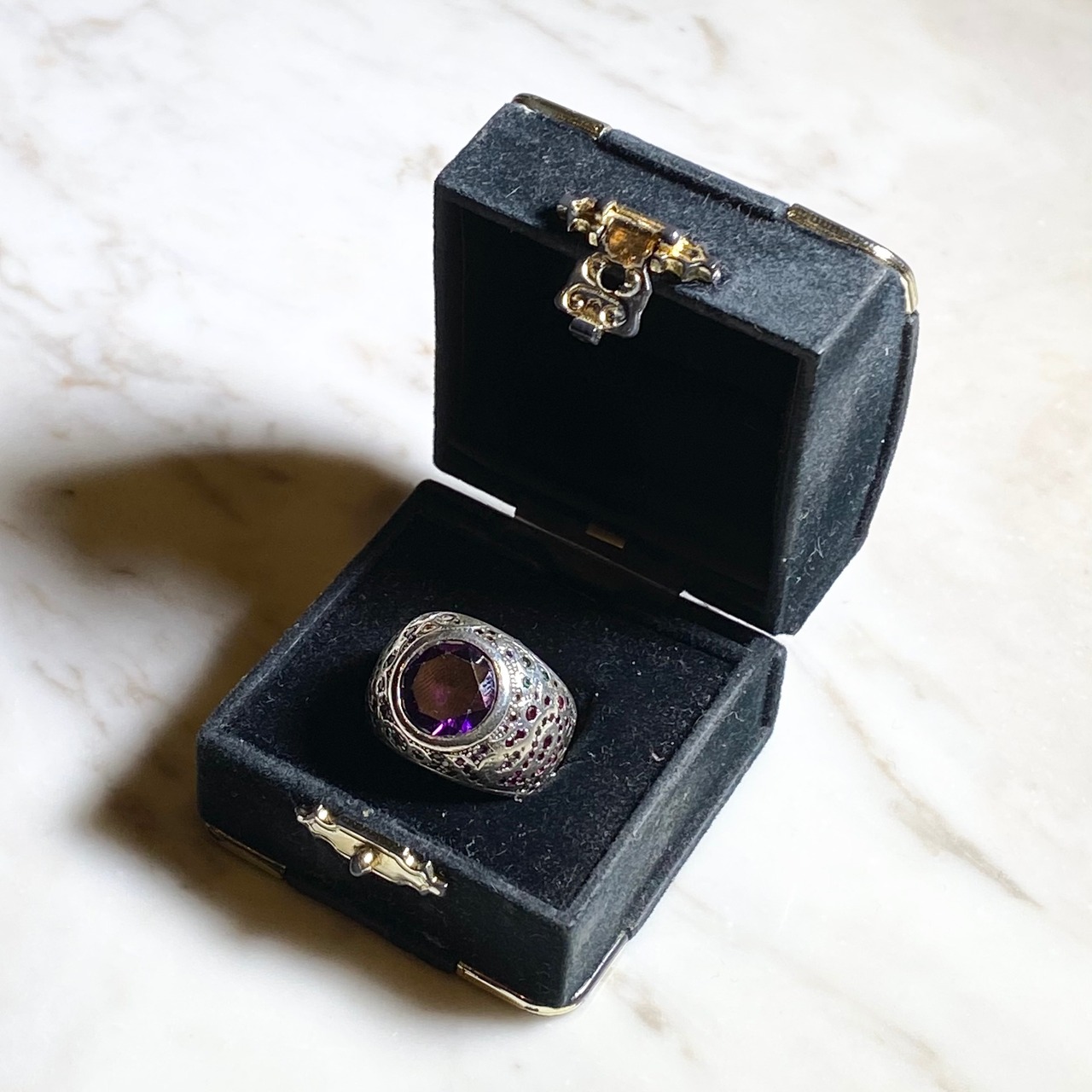 JUSTIN DAVIS silver ring set with purple stone | NOIR ONLINE