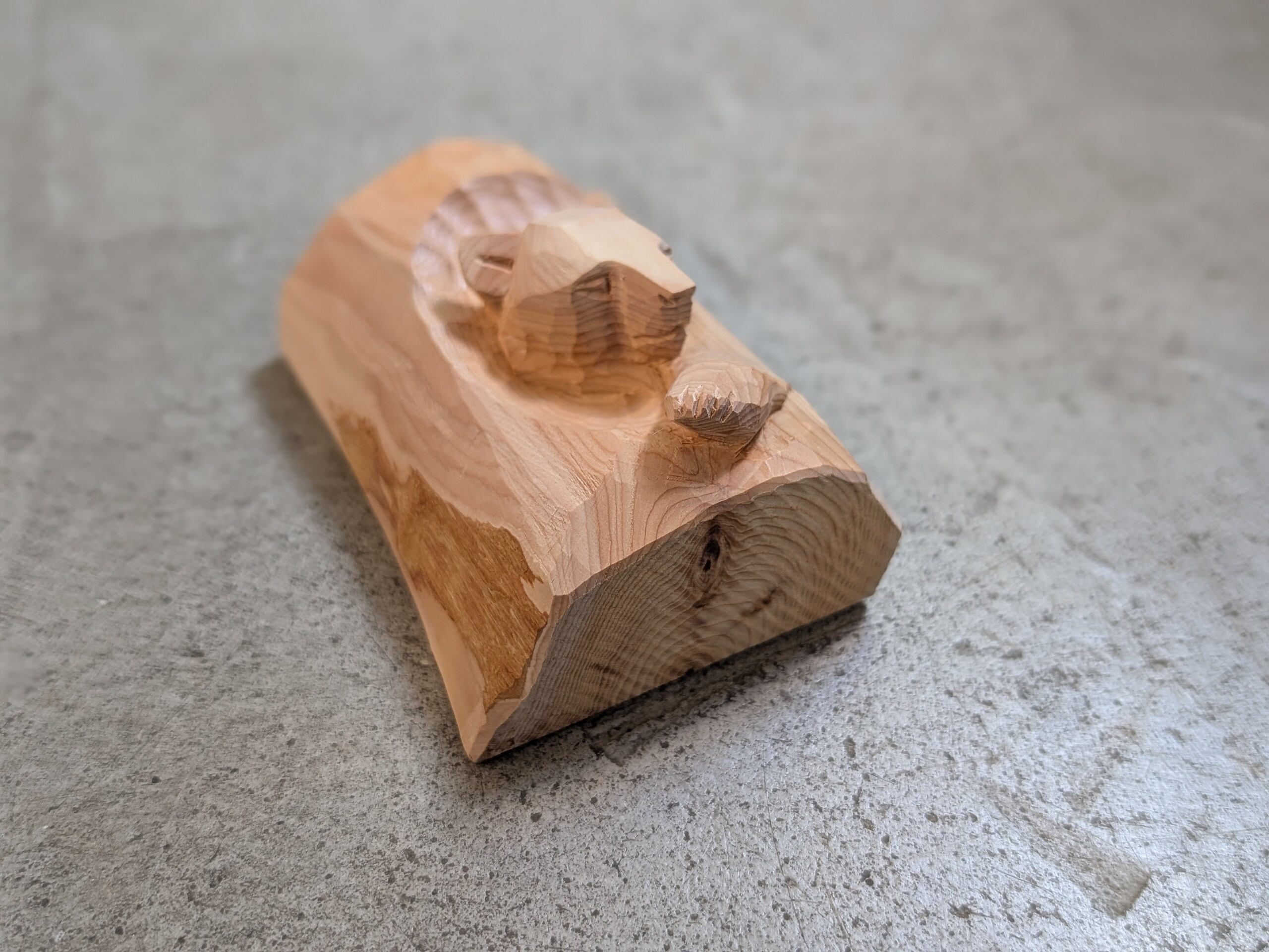 賀上隼敬 台座つきの熊 #14「切り株～顔」 | 木彫りの熊 | inoya