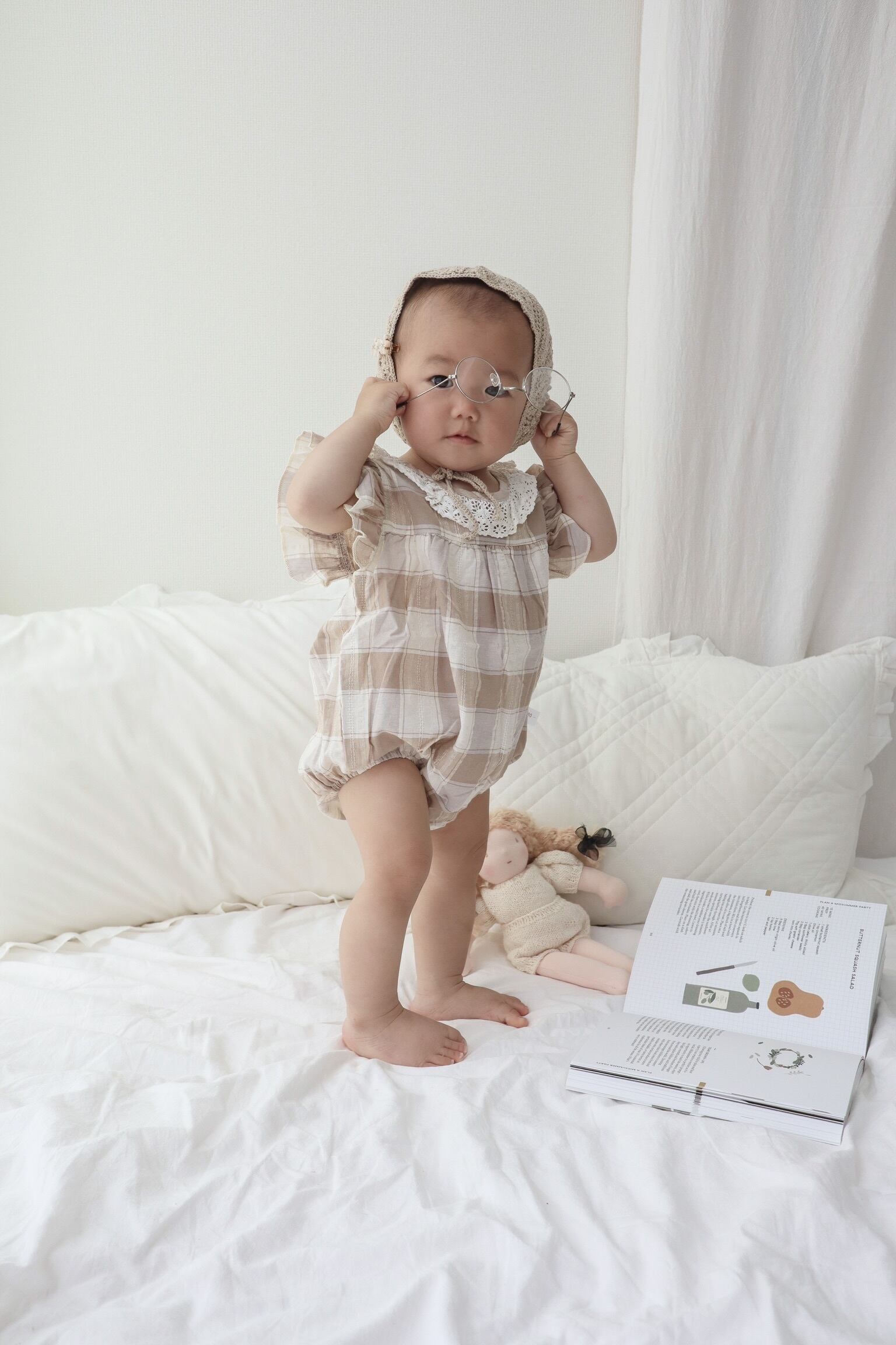 【取寄】さりげないレースとフリルが上品なチェックロンパース