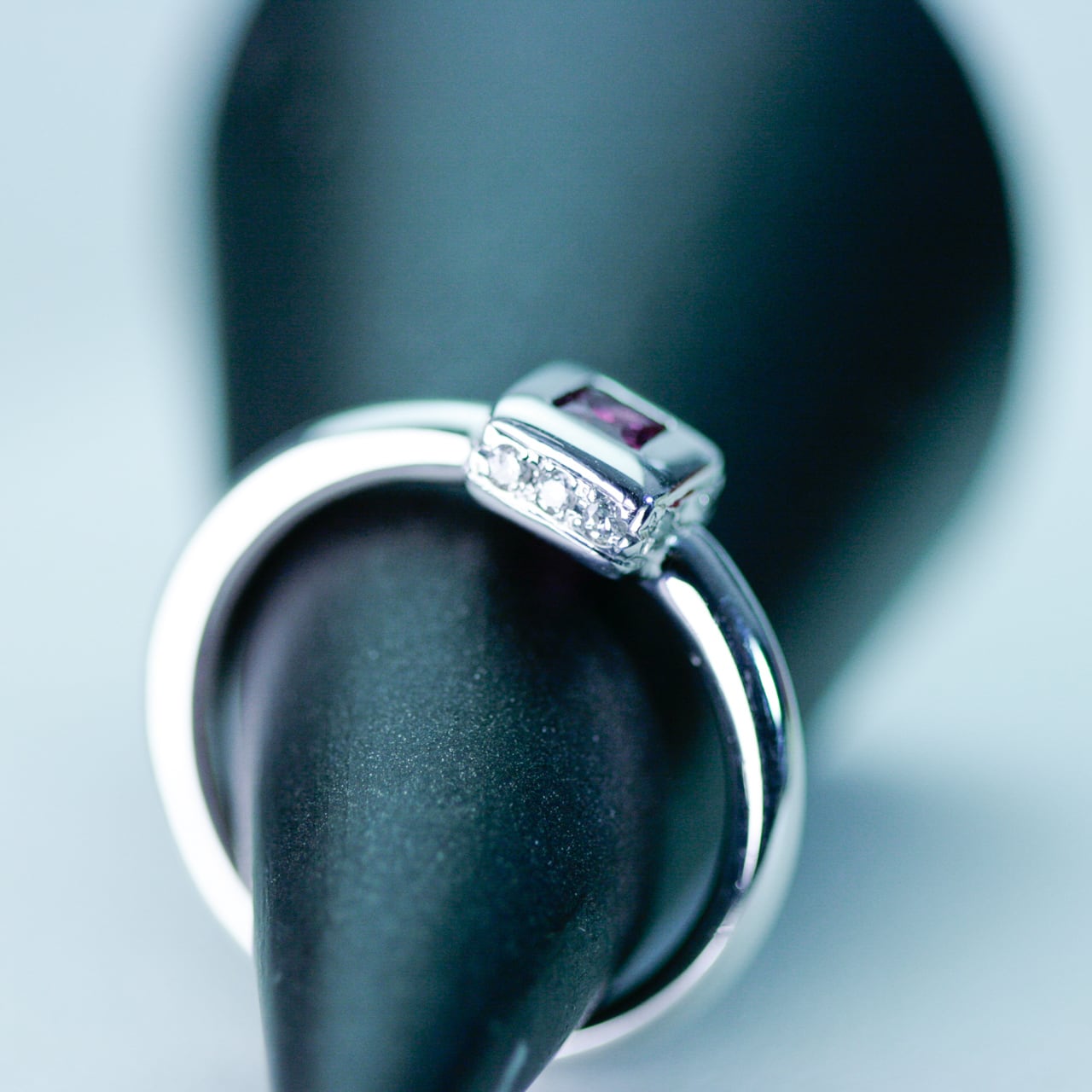 スクエアカットのルビーリング Pt900 | Jewelry SIMON スクエアカットのルビーリング Pt900 | Jewelry SIMON