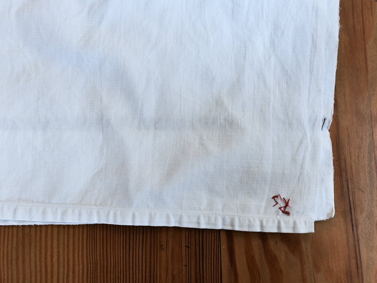 白地にイニシャルが入った裾模様が可愛いリネンシーツ *フレンチアンティーク