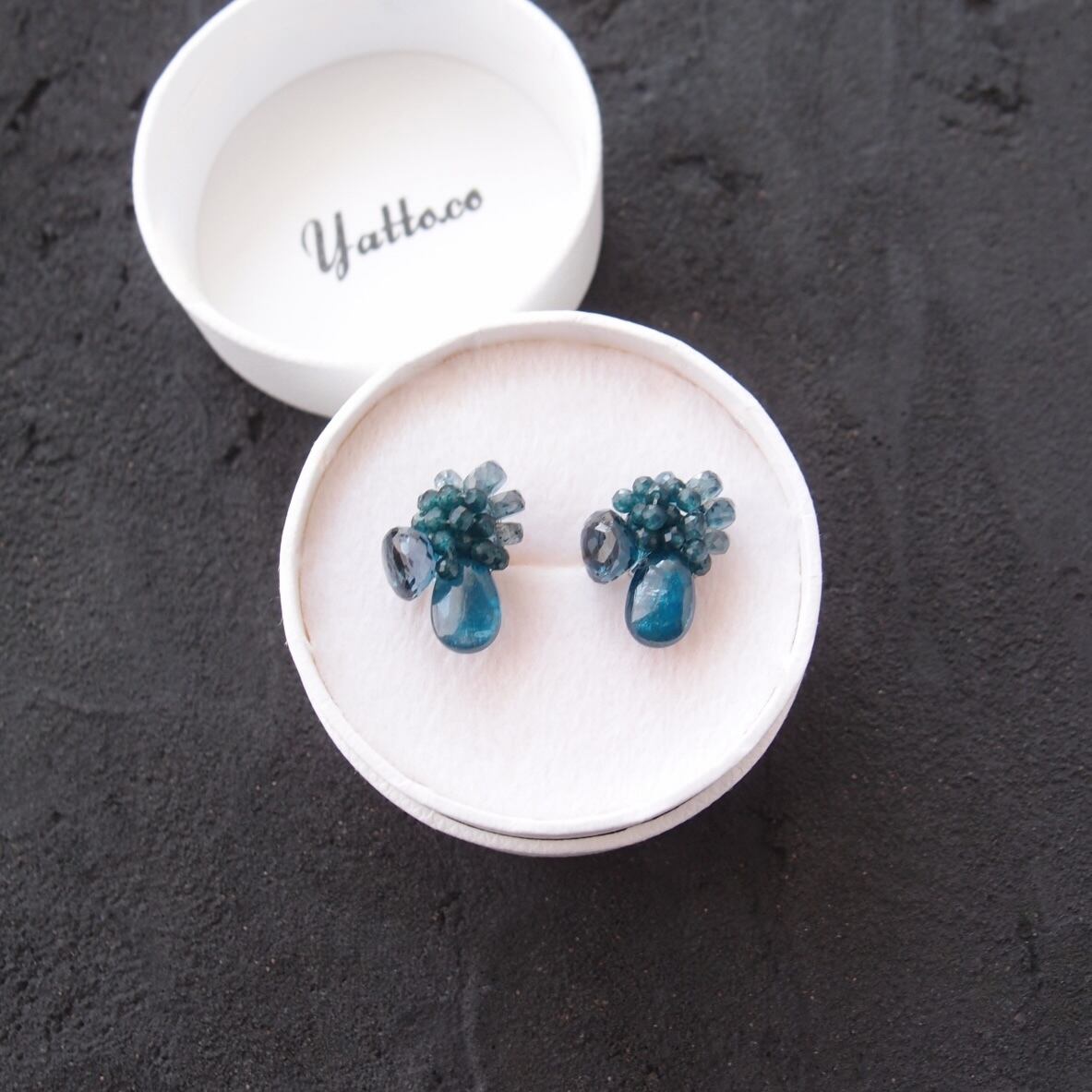 【天然石刺繍/ピアス】Peacock Blue Kyanite × London blue topaz × Jade Earrings