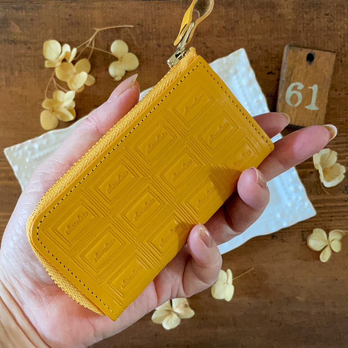 特別版：革の銀杏色チョコ・ファスナー式キーケース（金の包み紙） | Pay ID