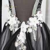 社交ダンス 衣装 スタンダードドレス ドレス ワンピース 黒 フロート 白 デモ 競技 パーティ 上品 高級感 ブラック系 黒色系 フェスティバル ドレスアップ エレガント 上品なデザイン フリル おしゃれ 競技用