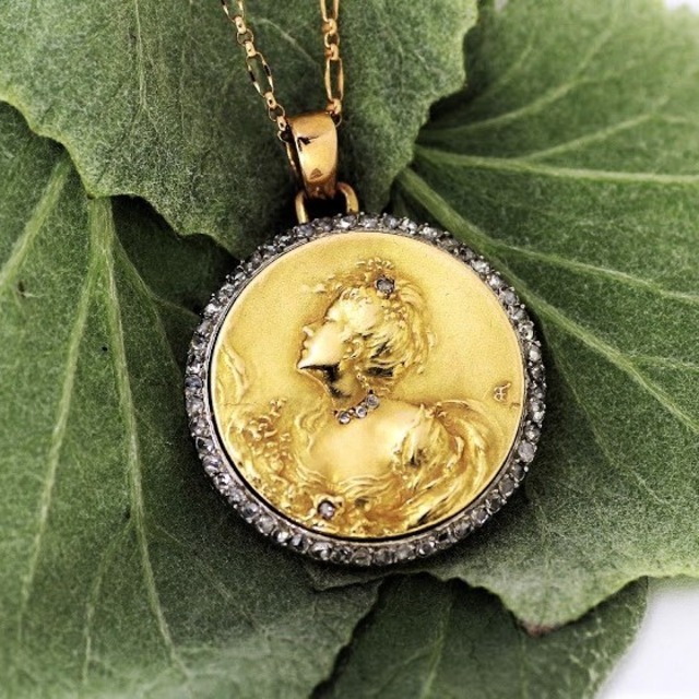 "Parisienne" Gold Medal Pendant by Foisil. 「パリジェンヌ」　ゴールド　メダル　ペンダント by Foisil