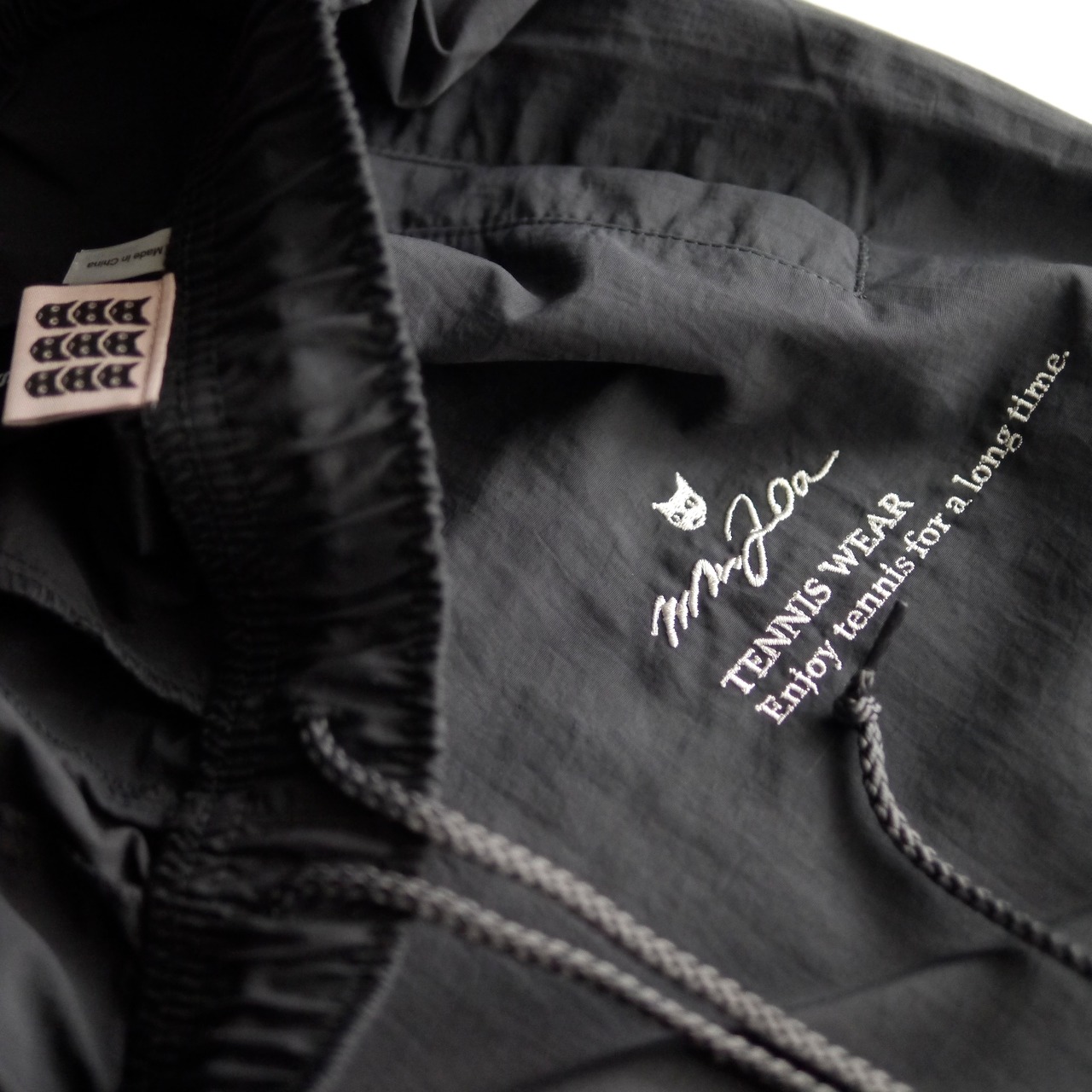 Slogan.コットンライクナイロンパンツ_チャコール