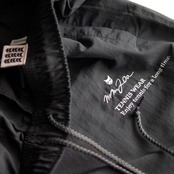 Slogan.コットンライクナイロンパンツ_チャコール