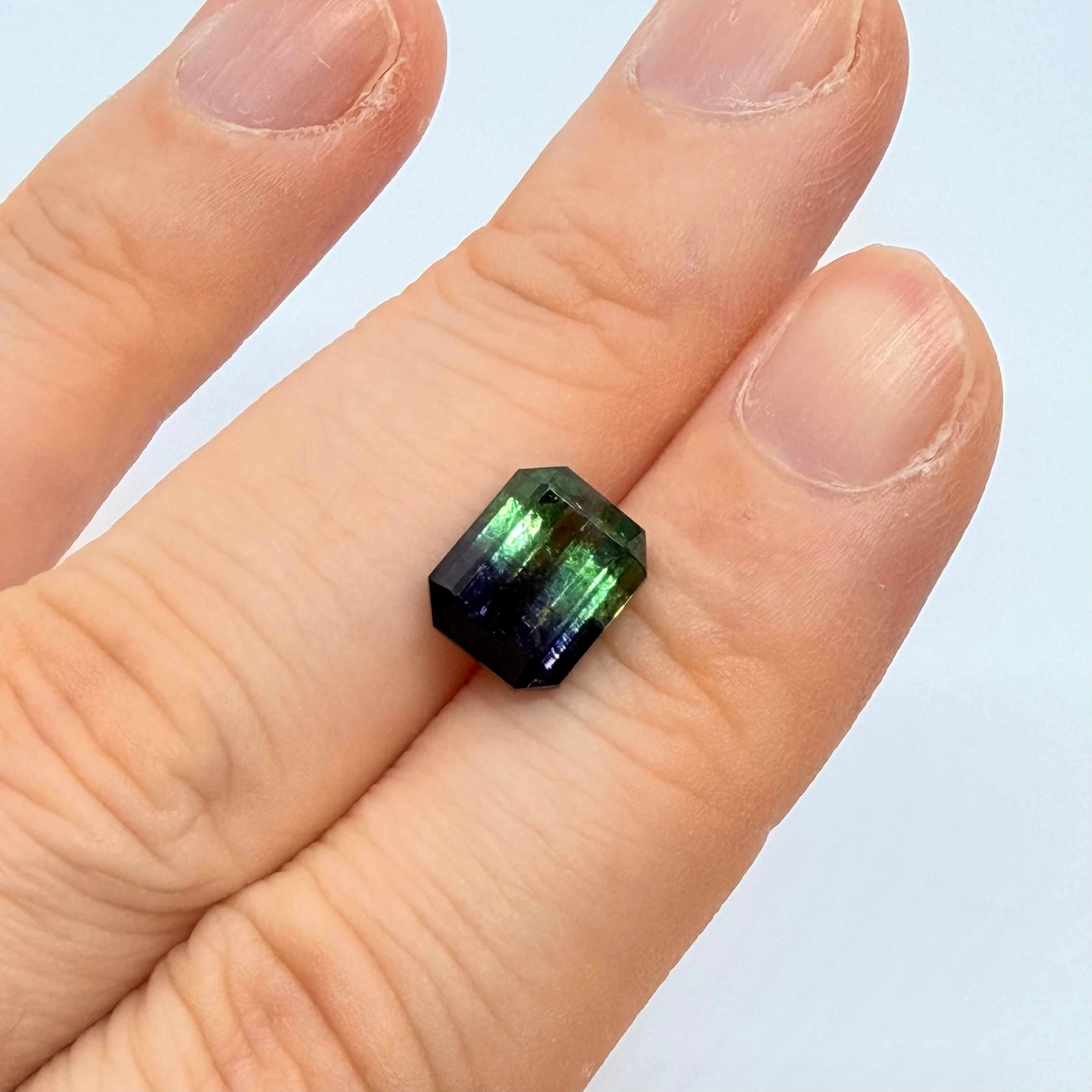 グリーンとネイビーの引き締まった色がかっこいいバイカラートルマリン