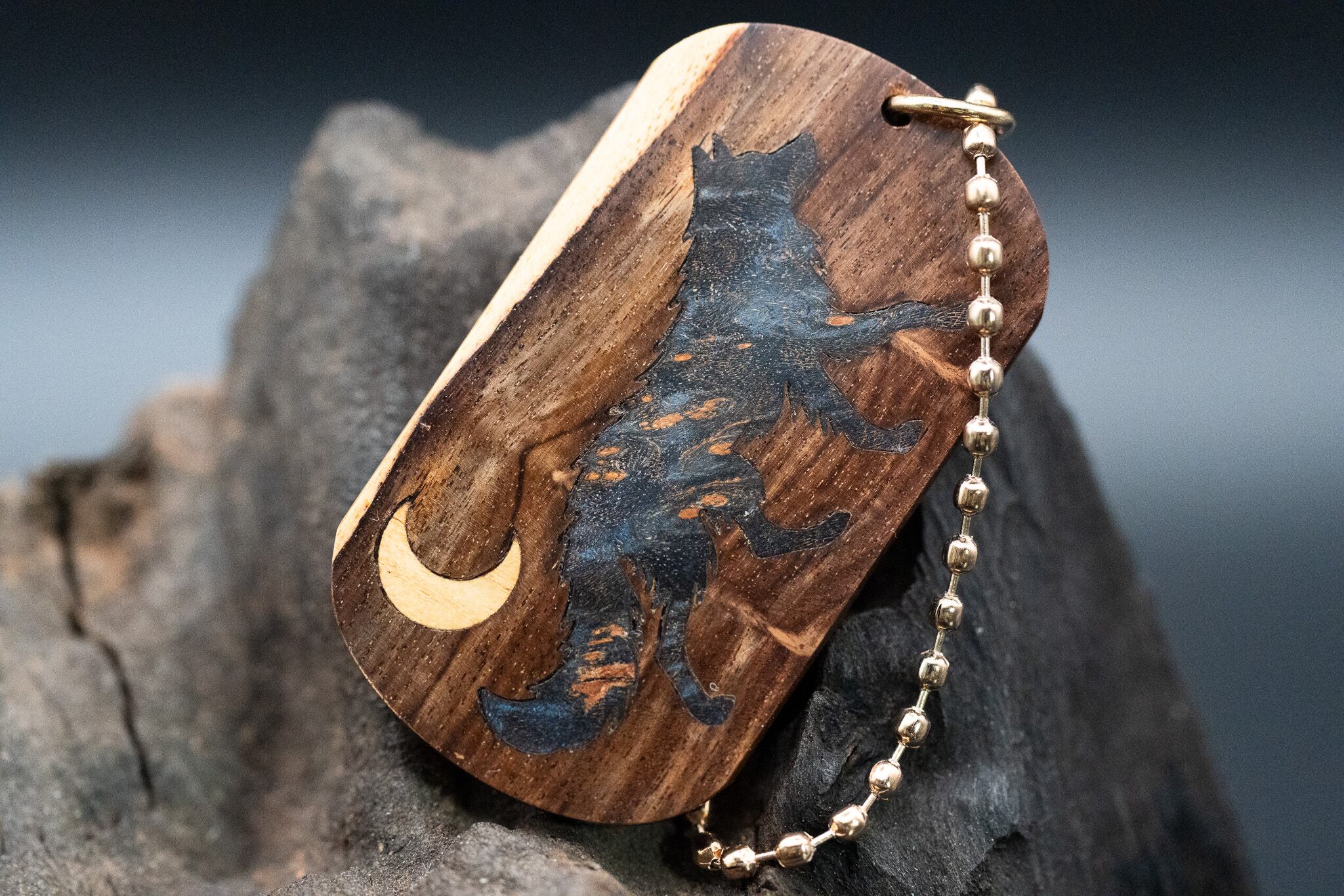 【カリブ海の緑の宝石】コーカスウッド ツートン ドッグタグ 象嵌 闊歩