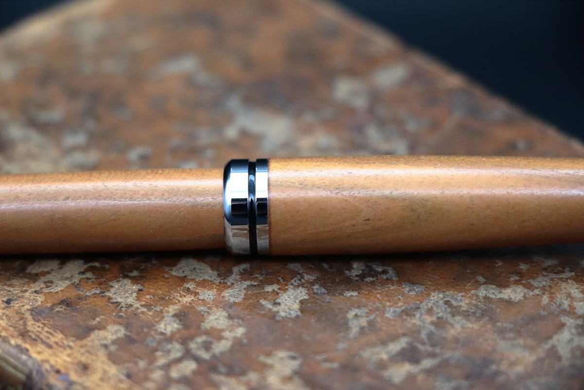 梅の木の宿り木　貴重材　芯繰り出し両方向　ジェットストリーム芯  工房 AKIRA 木軸 ボールペン パトリオットスリム ジェットストリーム