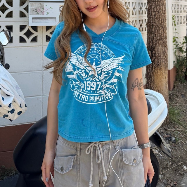ウィングエンブレムグラフィックVネックTシャツ 2col R02249