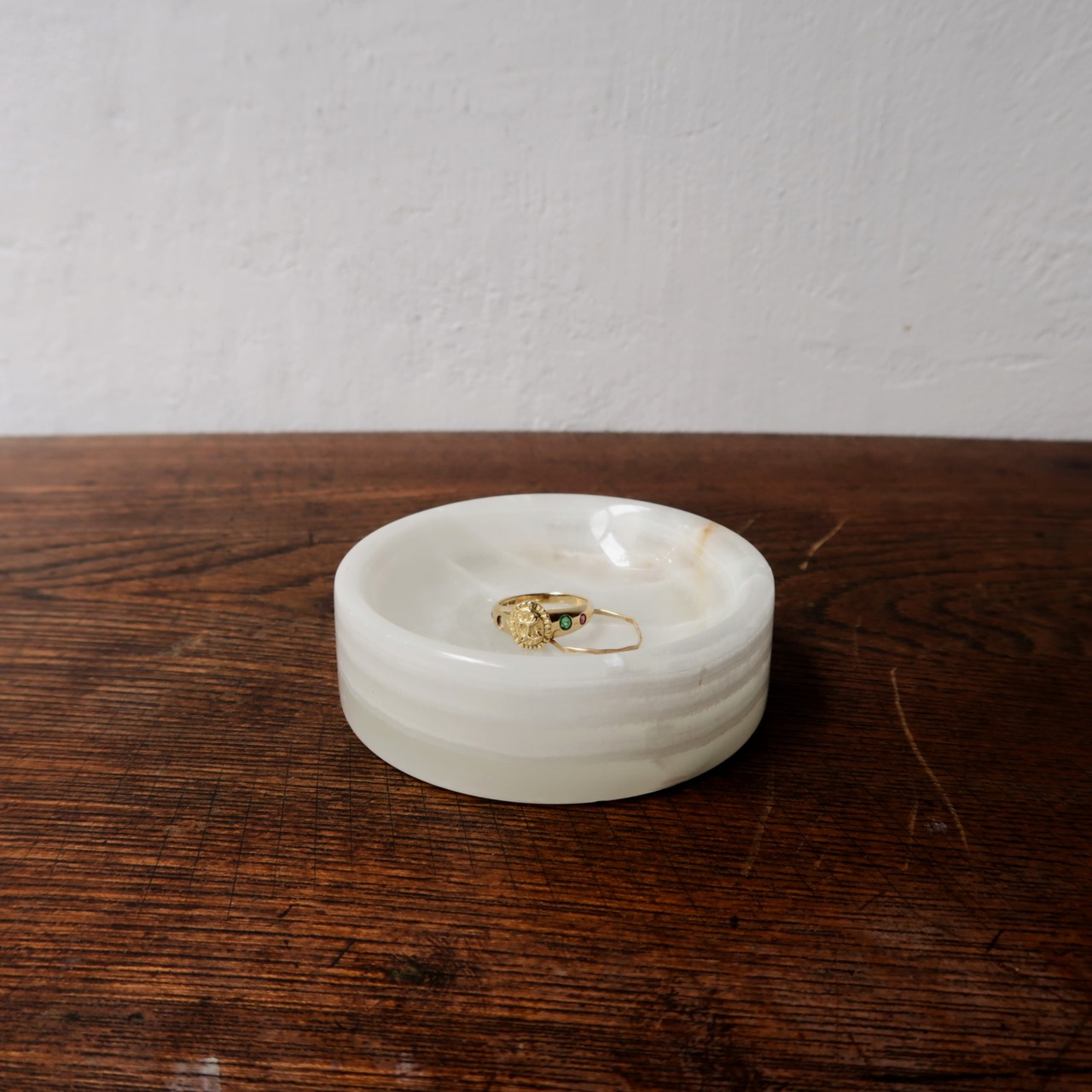 つるっとした石のアクセサリートレイ