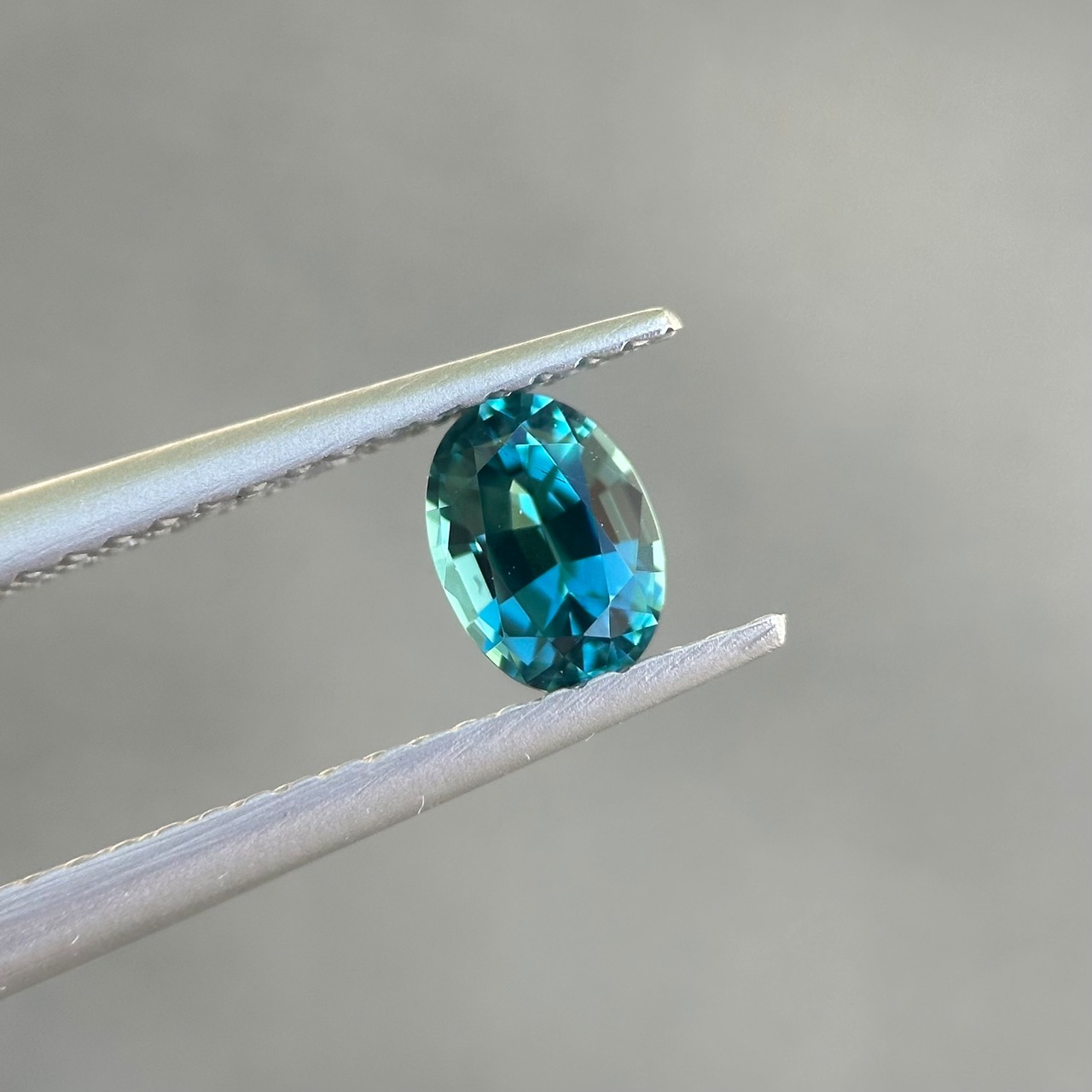 ラグーントルマリン 5.5x4.0mm, 0.40ct, ナミビア産