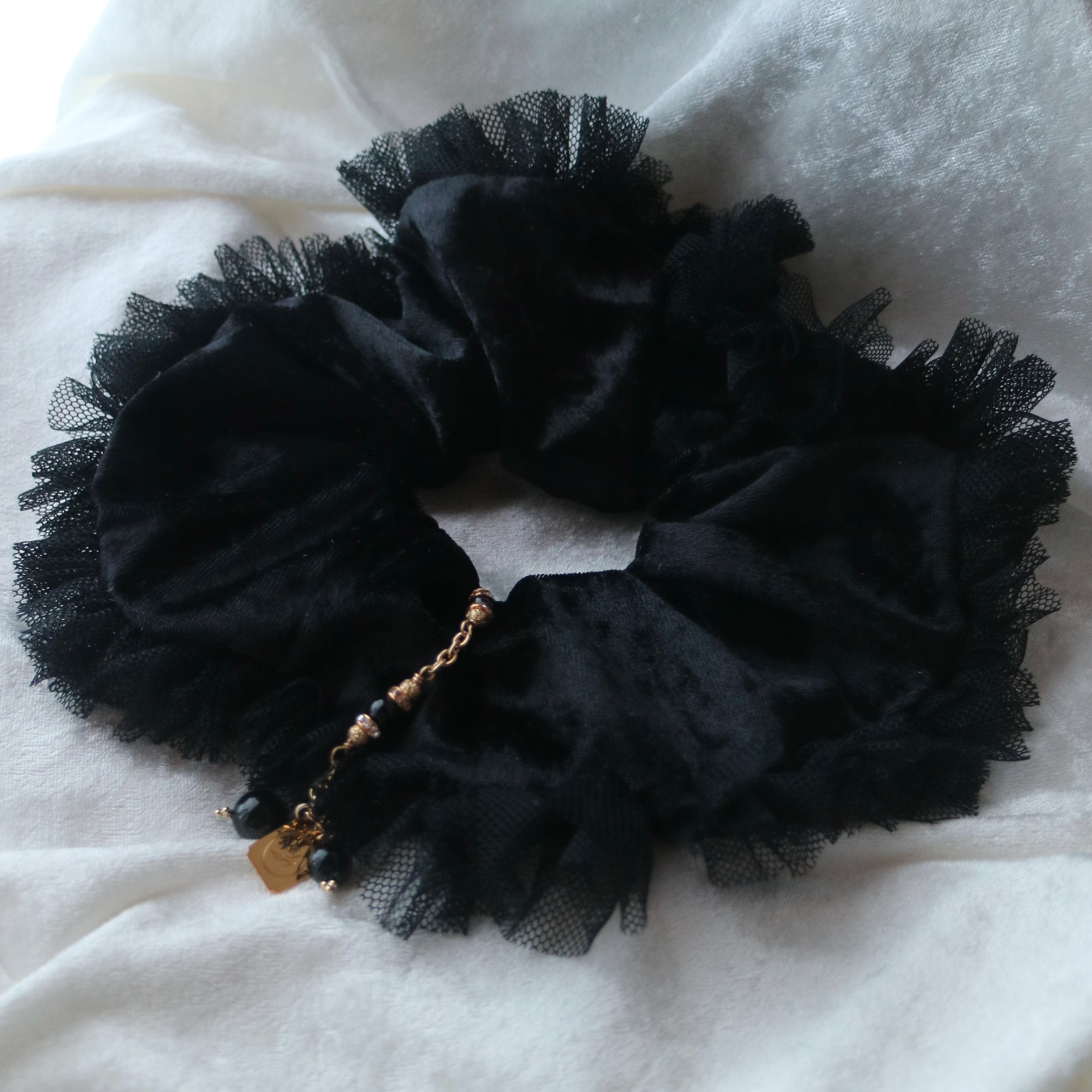 — 気品を纏う、ラグジュアリーなベロアシュシュ — Noir Élégant ノワールエレガント