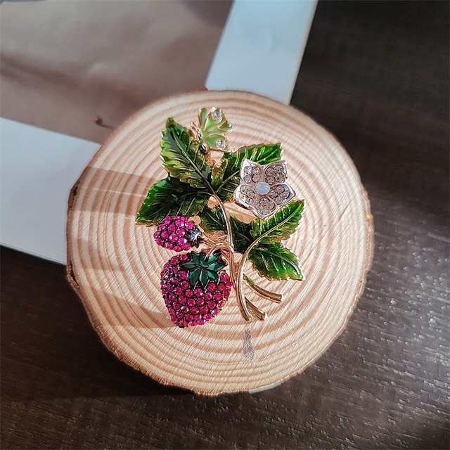 【予約商品】キラキラ いちごブローチ