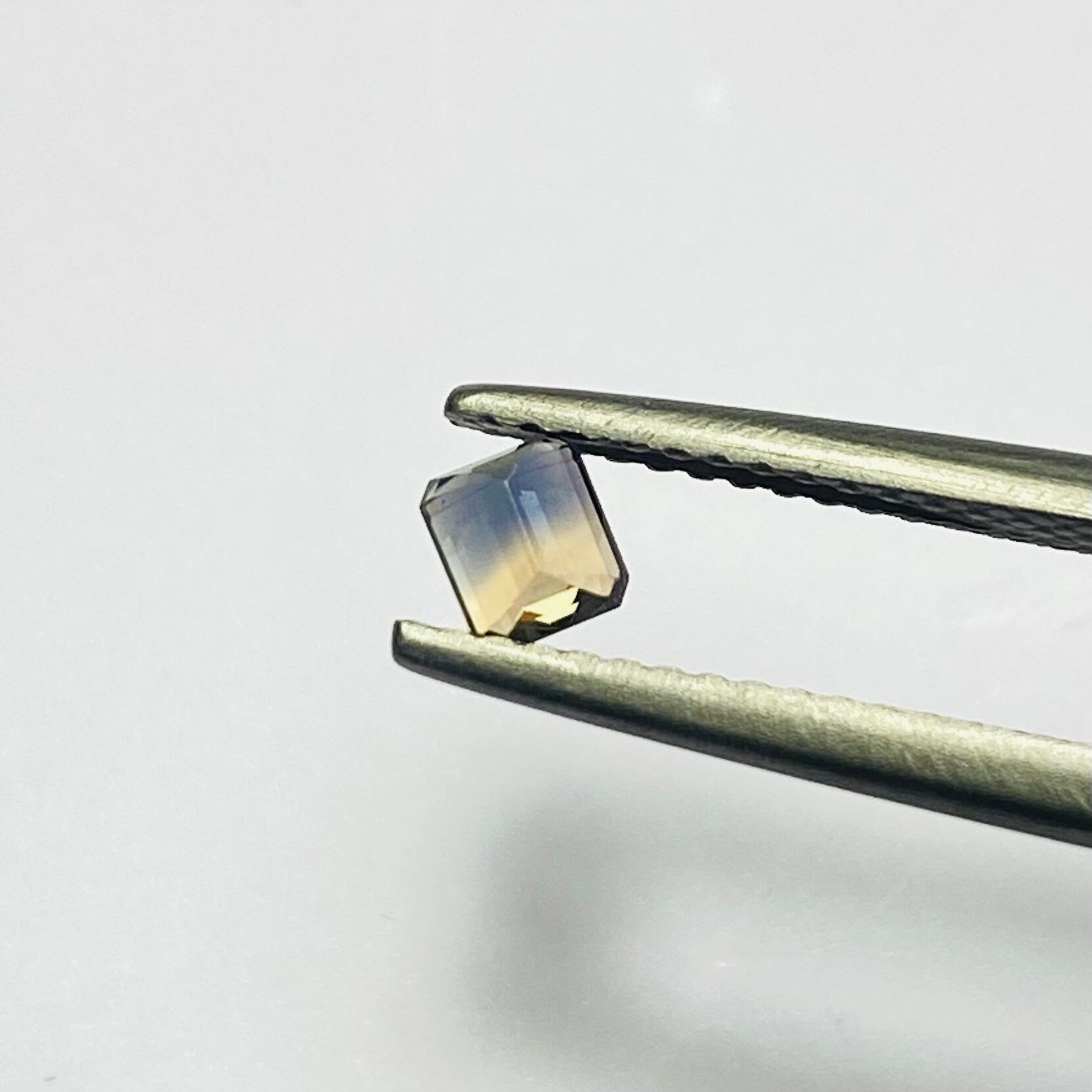 朝焼け?夕焼け?バイカラーサファイア