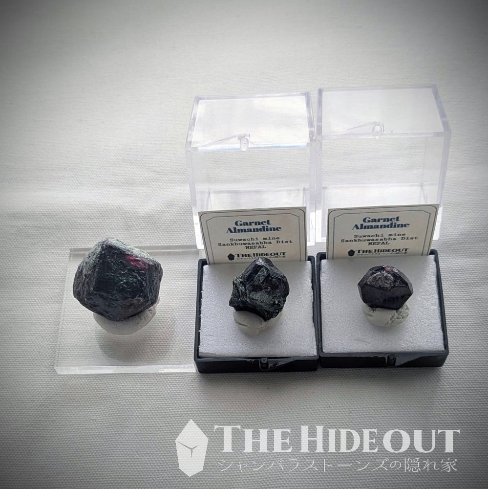 ヒマラヤ産鉱物原石標本025 サンクワサバ地区産アルマンディンガー