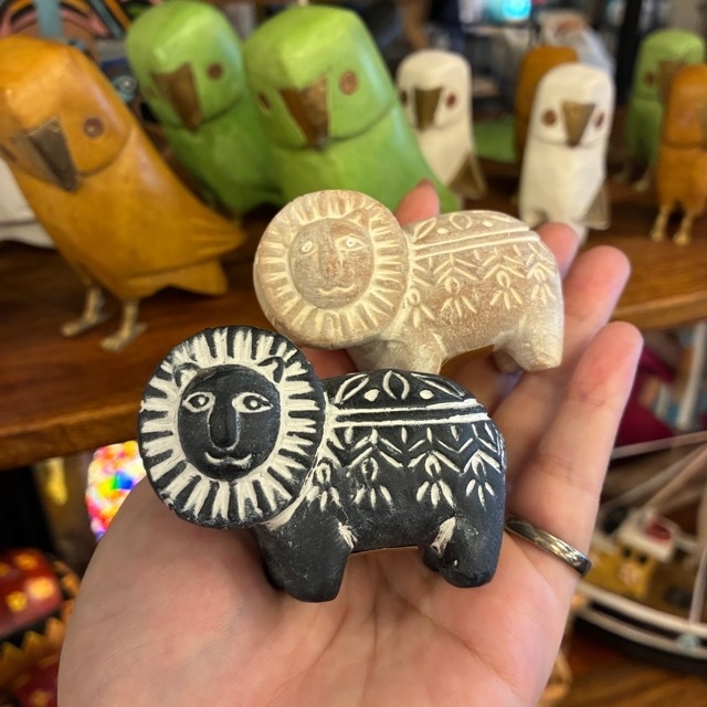 Bangladesh Terracotta Lion 2color Black Natural / バングラデシュ テラコッタ ライオン 全2色 ブラック ナチュラル オブジェ 置物 ハンドメイド 素朴 素焼き 手作り かわいい 動物モチーフ プレゼント ギフト インテリア 雑貨
