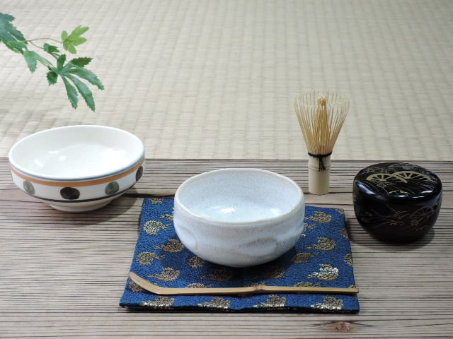 時代 九谷焼(明治-大正期 1910年頃) 赤絵金彩捻文見立て蓋碗 時代 九谷焼(明治-大正期 1910年頃) 赤絵金彩捻文見立て蓋碗