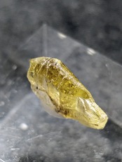 クリソベリル  Lac Alaotra Pegmatites, Ambatondrazaka, Madagascar  R5-1426