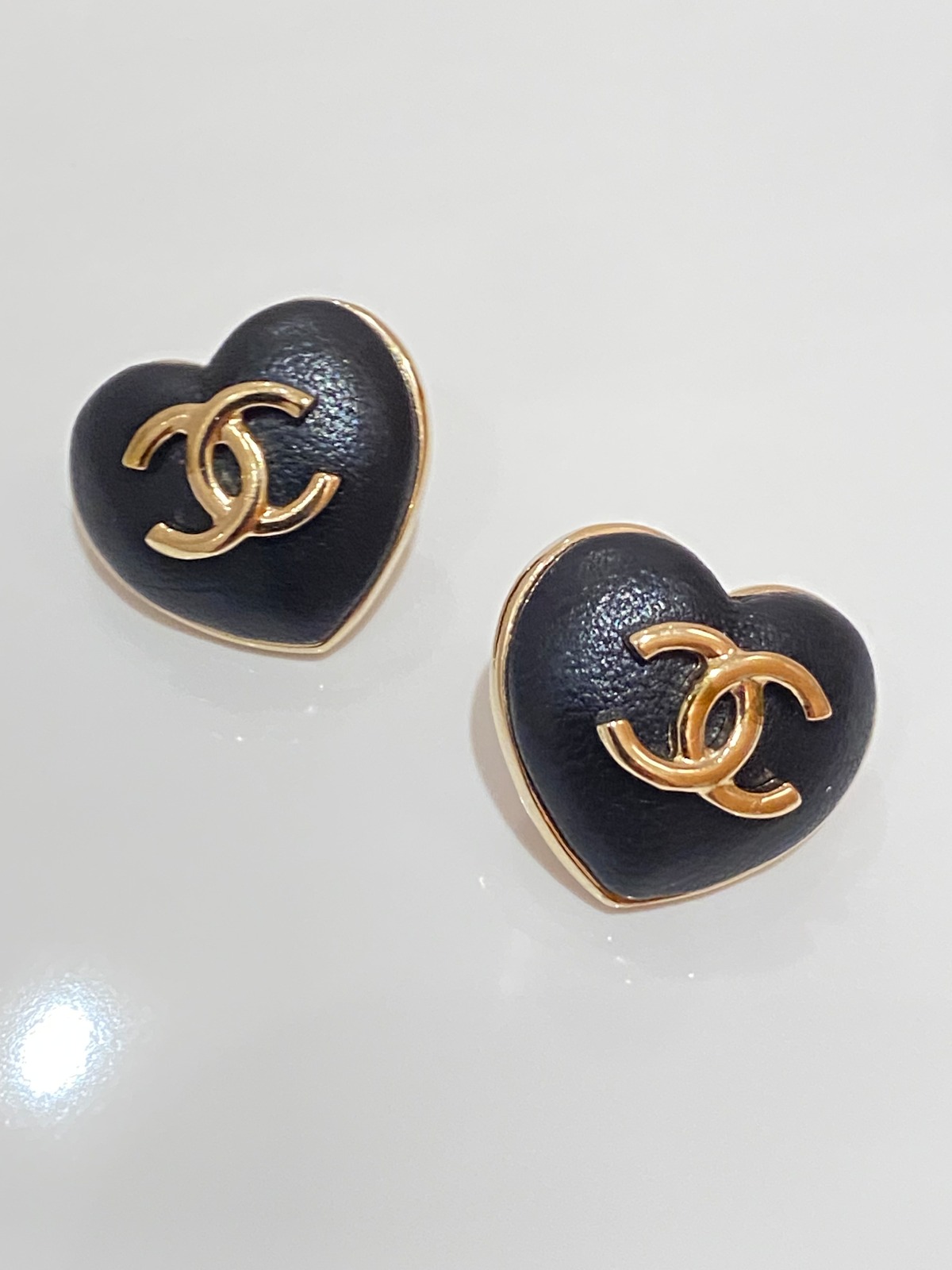 CHANEL ピアス ハート レザー ココマーク 22年モデル | Shelly Vintage 