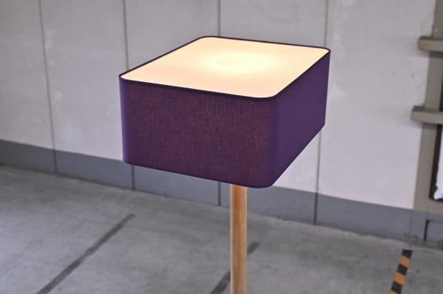 IDC大塚家具取り扱い 「AKANE /アカネライティング」フロアランプ ナラ材 MRS-NOLITA/TWH ライト 照明 紫 モダン 13年製 ランプ 北欧【中古家具/中古インテリア/USED家具ユーズド家具/リサイクル】