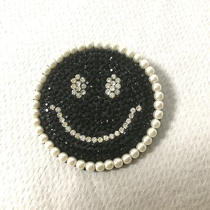 スマイルマークキラキラブローチ | SKIPファッション俱楽部