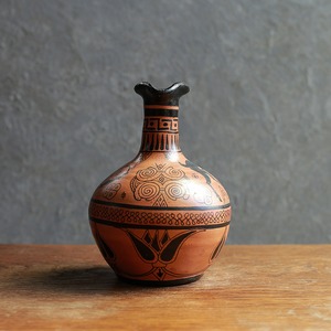 ギリシャからやってきた、個性的なフラワーベース 13